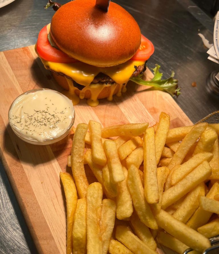 Sichern Sie sich Ihren Platz im Oberkellner. Ob spontaner Besuch oder geplante Feier – mit unserer Online-Reservierung ist Ihr Tisch garanti